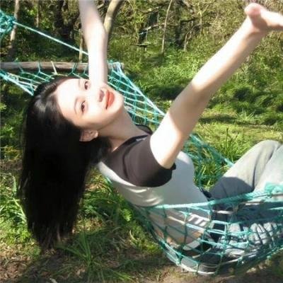 穿黄睡衣的女孩
